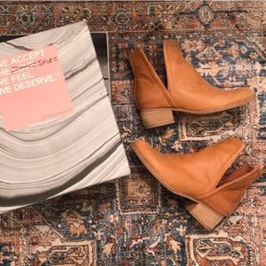 Tan leather Jeffrey Campbell ORiley bootie Size 8
